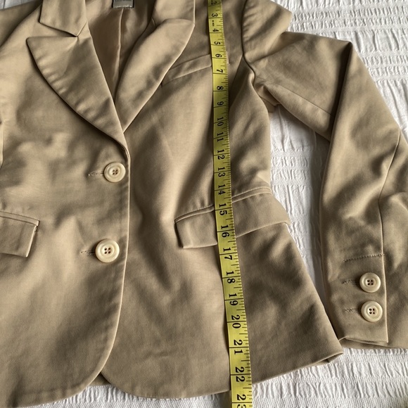 Talula Babaton beige fitted blazer with two button front closure. Size Small - Picture 9 of 13